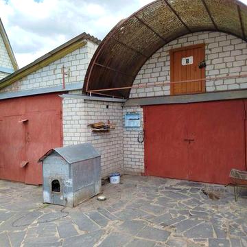 У продажі два гарних будинки в одному дворі