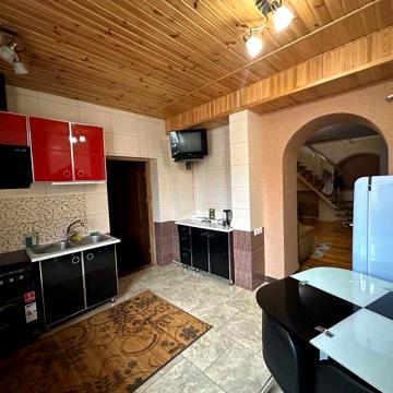Продається житловий будинок у центрі м. Острог