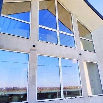 Двоповерховий будинок твоєї мрії на березі лимана