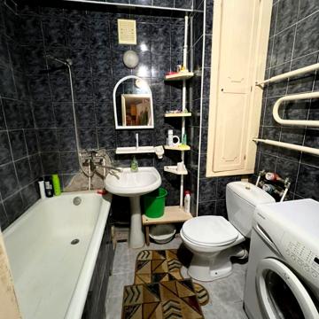 Мілютенка вул., 10/1