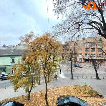Продам 4-кімнатну квартиру в центрі міста!