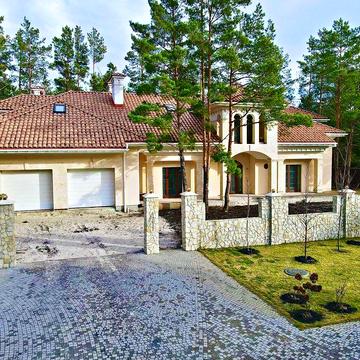 Хотянівка. Будинок, в лісі на березі річки. Котеджне містечко.