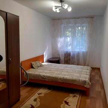 Довженка вул., 8