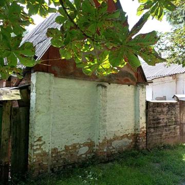 Продаж будинку в тихому місті.