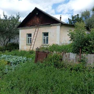 Продаж будинку в тихому місті.