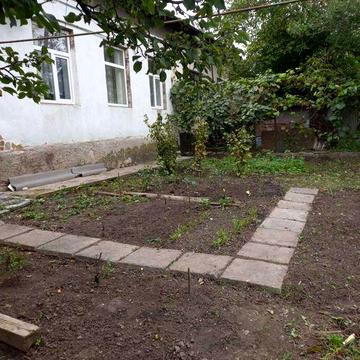 Частина будинку з власним подвірям
