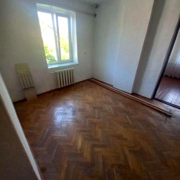 Продам 3 -х кімнатну квартиру у двоповерховому будинку,житловий стан