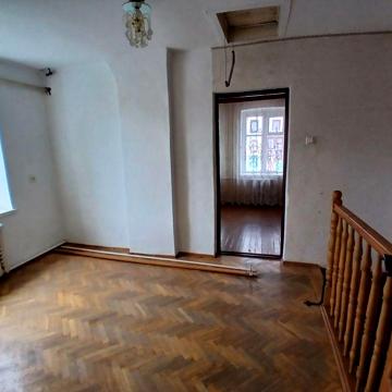 Продам 3 -х кімнатну квартиру у двоповерховому будинку,житловий стан