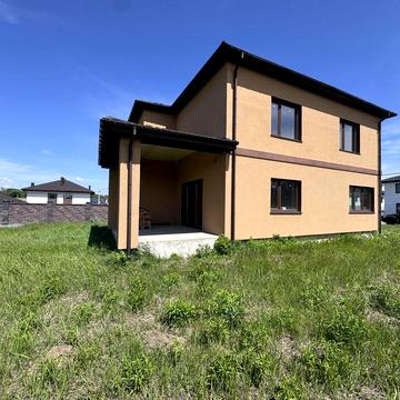 Продаж добротного будинку біля Екватора