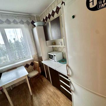 3-х кімнатна. Вул. Героїв Дніпра 35. Метро 200 метрів.