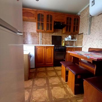 Тролейбусна вул., 8