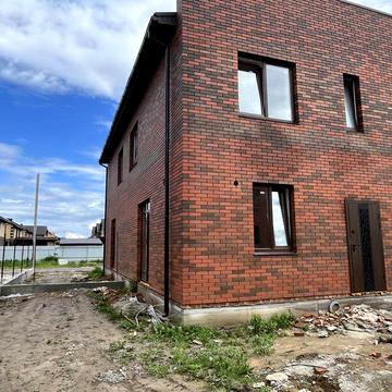 Продаж 2 поверхового Таунхаусу з усіма централізованими комунікаціями.