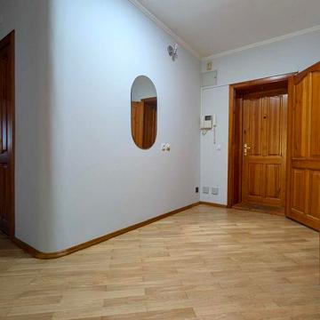 2-кімнатна квартира в центрі, якісним ремонтом та автономним опал.