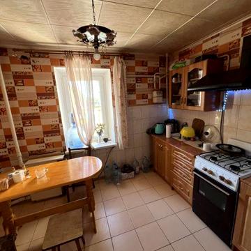 Продам 4-х кімнатну квартиру.
