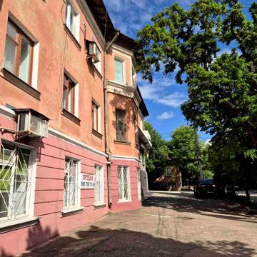 2к.кв з АГВ в центрі !