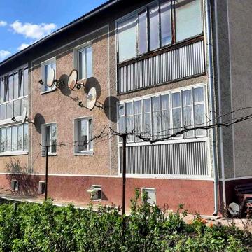 Продам  трьох кімнатну квартиру .