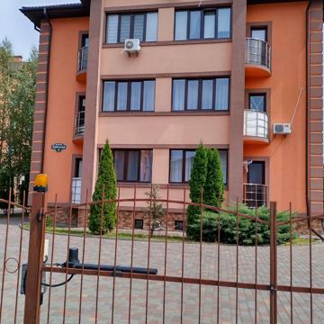 Братська вул., 4