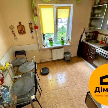 Продаж 2к квартири вул. Анни Ахматової 4