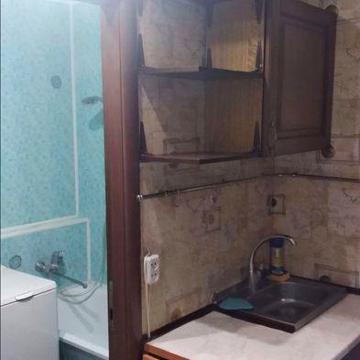 Сдам гостинку по ул. Едності 171. Цена 2500 без залога и Ан.
