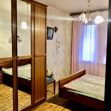 Космонавтів вул., 24