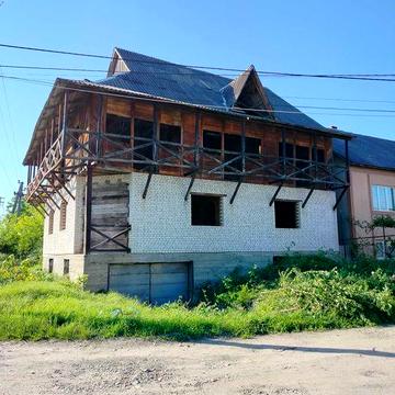 Продається недобудований будинок з великим підвальним гаражем на 3авто