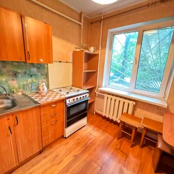 Космонавтів вул., 44