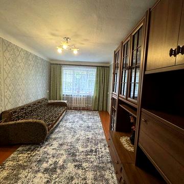 Здається 2 кімнатнана Площі з меблями та технікою.