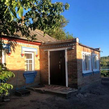 Будинок із садом та виходом до річки