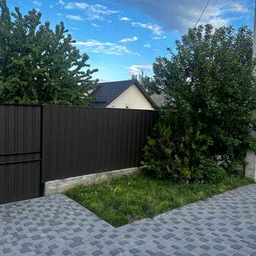 Продаються два будинки на одній земельній ділянці.