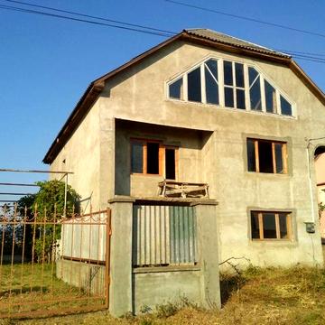 Продаж будинка із земельною ділянкою.