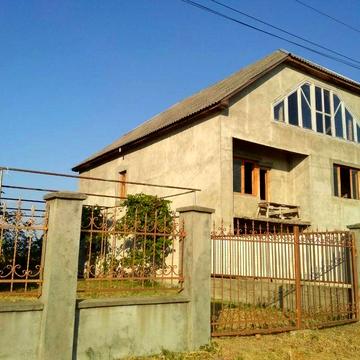 Продаж будинка із земельною ділянкою.