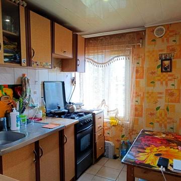 Продається пів будинку на 2частини, кожна зі зручностями, гараж,дворик