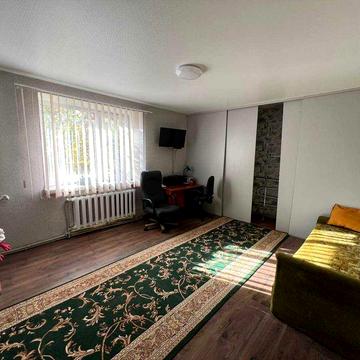 Здається будинок поруч парк!