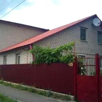 Просторий  двоповерховий будинок в курортній зоні біля річки