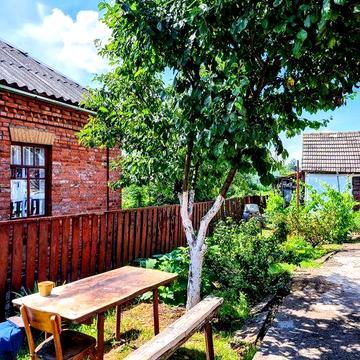 Здам будинок є криниця на подвірї