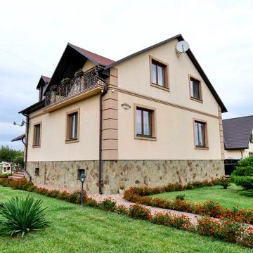 Просторе домоволодіння в передмісті, поблизу лісу!