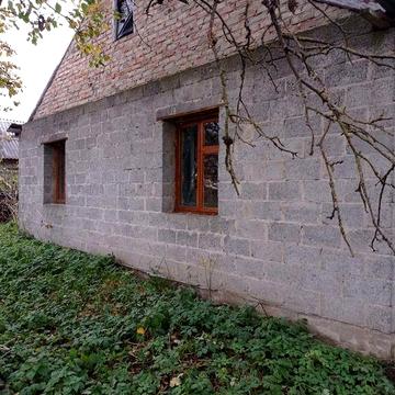 Будинок з господарською будівлею