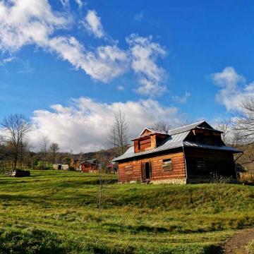 Незавершене будівництво в горах - с. Акрешори, Івано-Франківська обл.