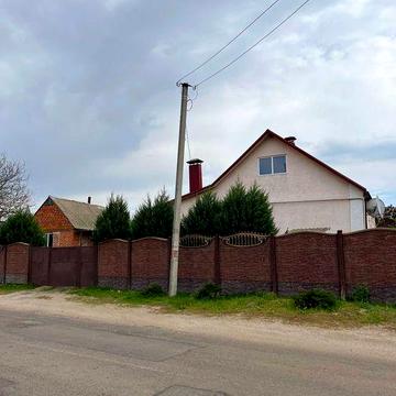 Продам чудовий житловий будинок з гарною садибою
