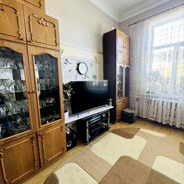 Продам  2х - кімнатну квартиру з гаражем!