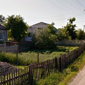 будинок і земельна ділянка