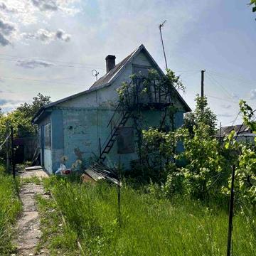 Дачна ділянка з будиночком під ремонт та літньою кухнею