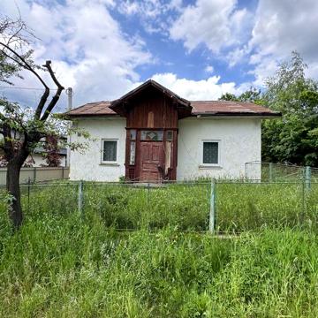 Земельна ділянка, будинок.
