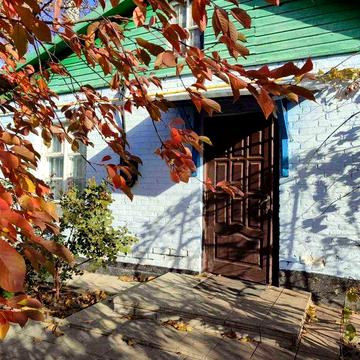 Будинок з 3 кімнат та господарськими будівлями