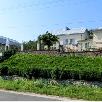 Продається нерухомість- великий маєток