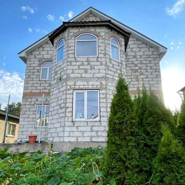 Будинок на березі озера