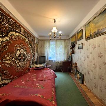 Космонавтів вул., 1