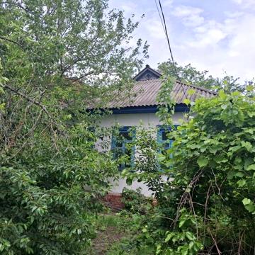 Продається будинок в центрі селища