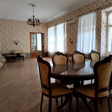 4-кімнатна квартира в пров.Театральний з видом на Оперний театр