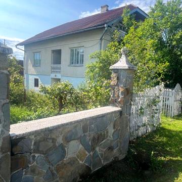 Трьох поверховий будинок